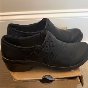 Brand New Women's Clarks Angie Pearl Slip-On Shoes in Black Size 7